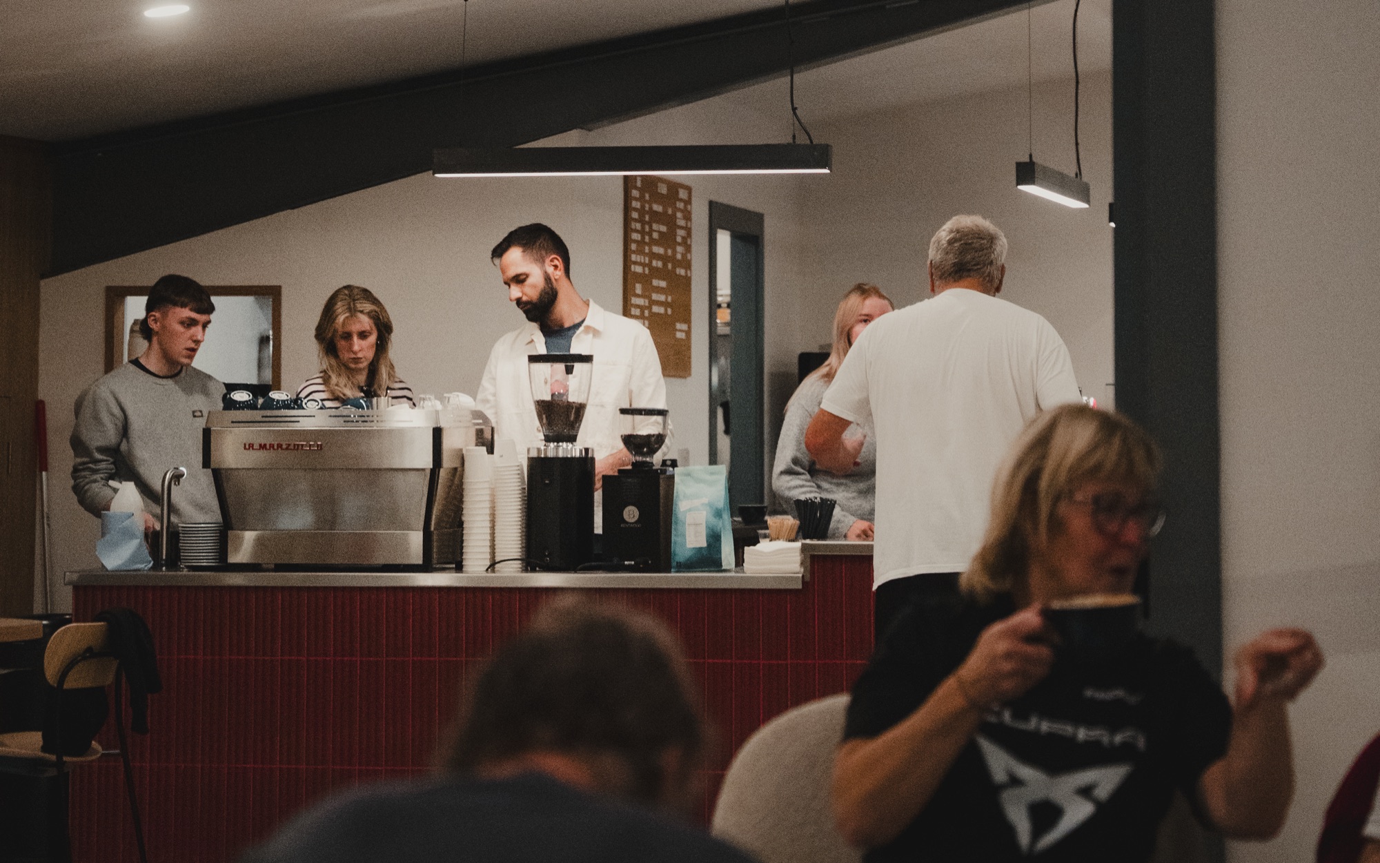 A group enjoying time together at Alma54, the club café at Padel54